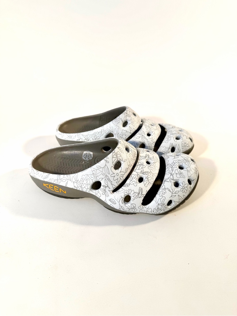 KEEN Yogui Arts Hawaiian Flowers White Gray Slip On Clog Sandals Shoes Women’s 6